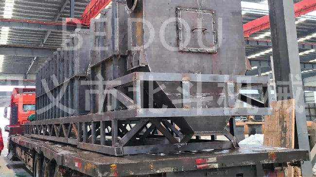 綠色環(huán)保玉米芯炭化爐按時(shí)交付,裝車(chē)發(fā)往江西客戶(hù)