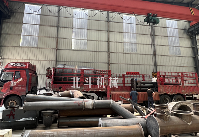 新型無(wú)煙環(huán)保稻殼炭化爐生產(chǎn)線(xiàn)裝車(chē)發(fā)往廣東