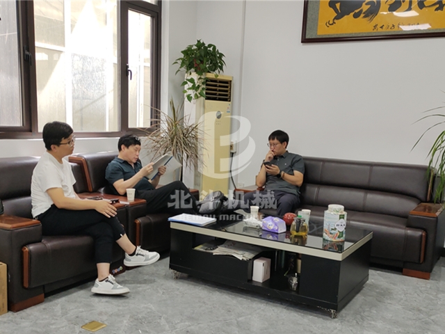 客戶(hù)到我廠考察糠醛渣炭化爐