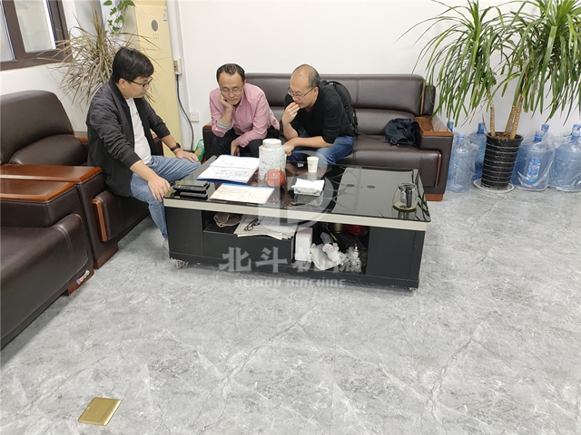 北斗機(jī)械為山西客戶提供獨具特色的核桃殼炭化爐設(shè)計方案