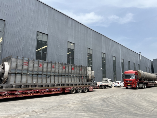 四輛掛車滿載烘干機、炭化爐設(shè)備及零部件奔赴客戶